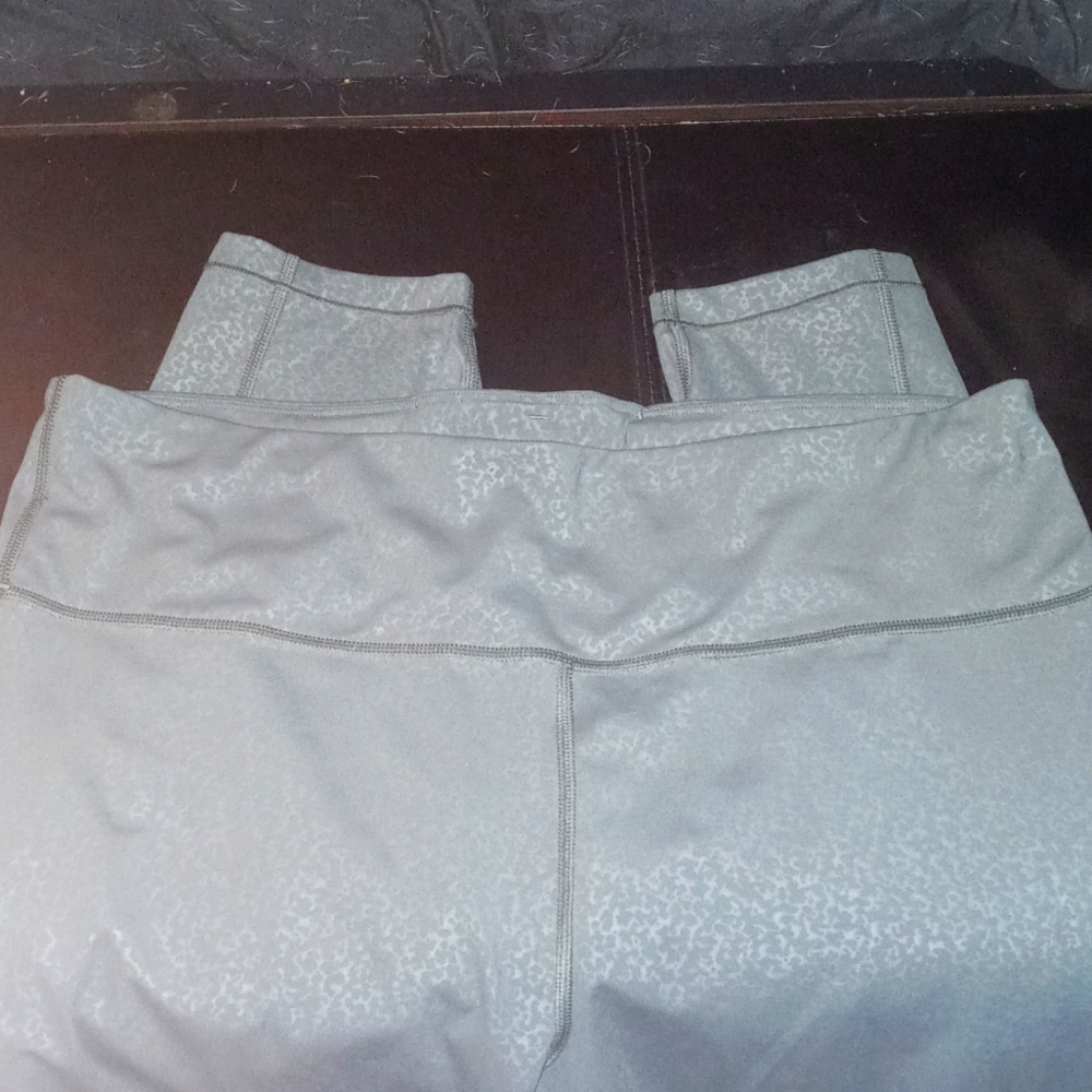 Athleta Ultimate stash pocket embossed 7/8 tight leggings.